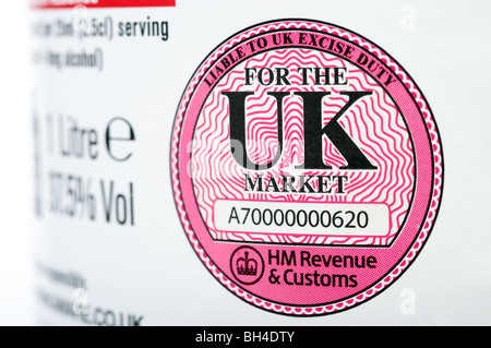 HM Revenue & Customs haftet UK Excise Duty Etikett gedruckt auf eine Flasche Wodka Stockfoto