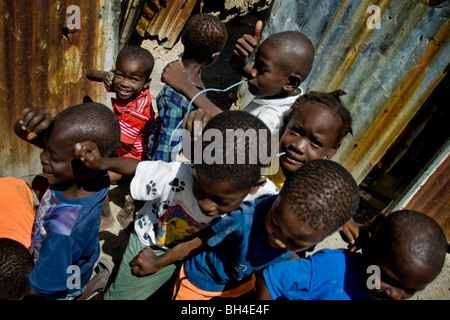 Haitianische Kinder spielen fröhlich in den Slums von Cité Soleil. Stockfoto