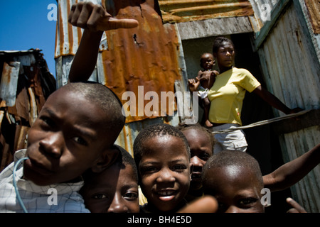 Haitianische Kinder spielen fröhlich in den Slums von Cité Soleil. Stockfoto