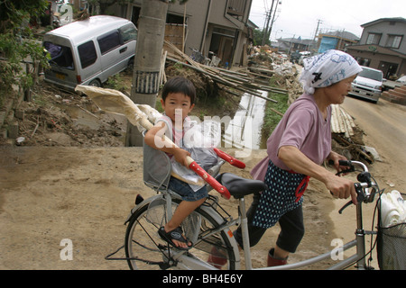 Einwohner von Sanjo Stadt Aufräumen nach einer Woche von sintflutartigen Regenfällen erzwungene Pausen in den Bänken des Flusses Igarashi, Japan. Stockfoto