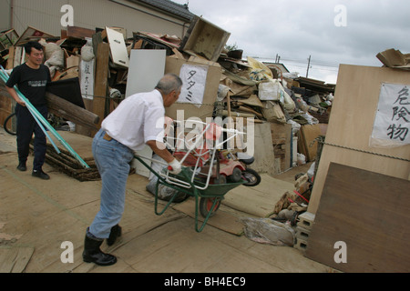 Einwohner von Sanjo Stadt Aufräumen nach einer Woche von sintflutartigen Regenfällen erzwungene Pausen in den Bänken des Flusses Igarashi, Japan. Stockfoto