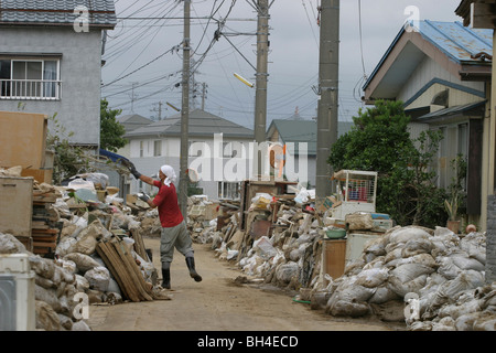 Einwohner von Sanjo Stadt Aufräumen nach einer Woche von sintflutartigen Regenfällen erzwungene Pausen in den Bänken des Flusses Igarashi, Japan. Stockfoto