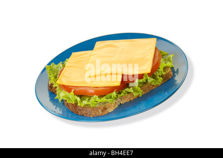Sandwich auf der blauen Platte auf einem weißen Hintergrund Stockfoto