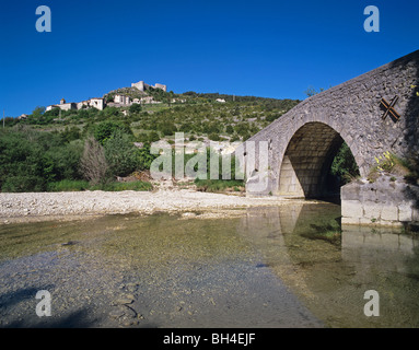 Die provenzalischen Hügel Dorf Trigance mit Blick auf den Fluss Jabron Stockfoto