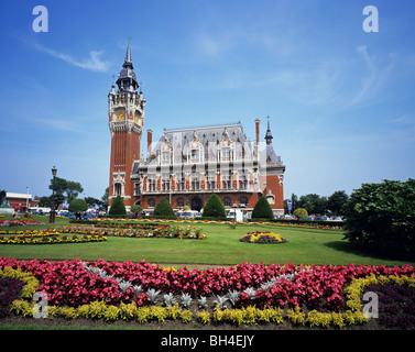 Gärten vor dem reich verzierten Rathaus in der Kanal-Hafen von Calais Stockfoto