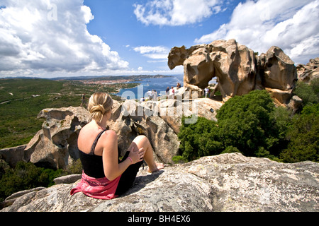 Blondie Mädchen beobachten die großen Bären Stein geformt durch Wind und meteorologischen Elements am Capo d ' Orso. Palau, Sardinien. Italien Europa Stockfoto