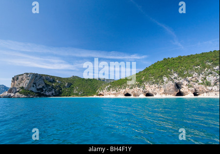 Leere Cala Luna Beach, Insel Sardinien Italien. Klares blaues Wasser in Cala Luna Bucht, Mittelmeer. Stockfoto