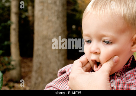 Mutter ihres Sohnes Wangen kneifen Stockfoto