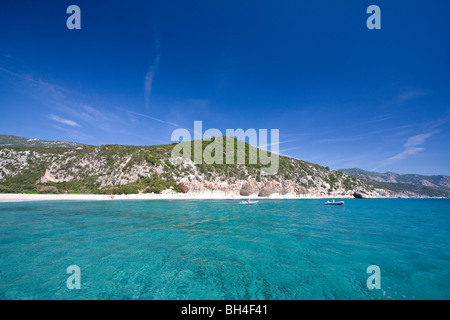 Leere Cala Luna Beach, Insel Sardinien Italien. Klares blaues Wasser in Cala Luna Bucht, Mittelmeer. Stockfoto