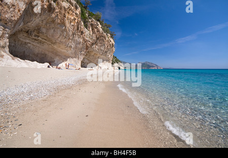 Leere Cala Luna Beach, Insel Sardinien Italien. Klares blaues Wasser in Cala Luna Bucht, Mittelmeer. Stockfoto