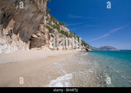 Leere Cala Luna Beach, Insel Sardinien Italien. Klares blaues Wasser in Cala Luna Bucht, Mittelmeer. Stockfoto