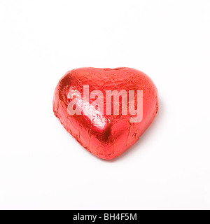 Rote Folie verpackt Schokolade Herzen zum Valentinstag Stockfoto