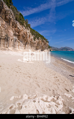 Leere Cala Luna Beach, Insel Sardinien Italien. Klares blaues Wasser in Cala Luna Bucht, Mittelmeer. Stockfoto