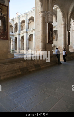 im Erdgeschoss Arcade Öffnung zum Innenhof im ehemaligen Kloster von Santo Domingo, die jetzt als Museum der Kulturen von Oaxaca Stockfoto