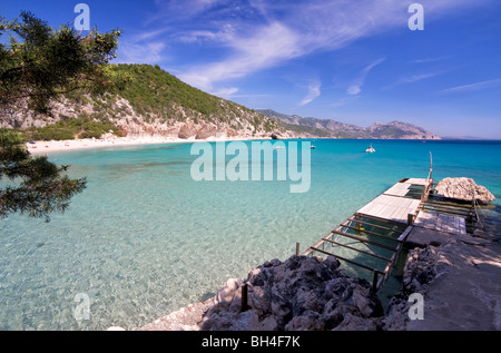 Leere Cala Luna Beach, Insel Sardinien Italien. Klares blaues Wasser in Cala Luna Bucht, Mittelmeer. Stockfoto