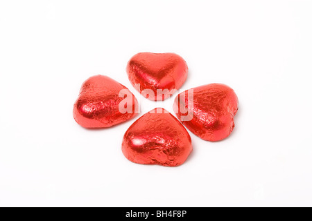 Rote Folie eingewickelt Schokoladenherzen zum Valentinstag Stockfoto