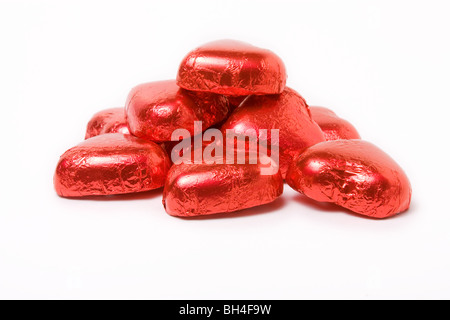 Rote Folie eingewickelt Schokoladenherzen zum Valentinstag Stockfoto