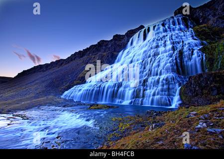 Fließt der Fluss Dynjandi über Fjallfoss in der westlichen Fjorden Islands im Morgengrauen Stockfoto