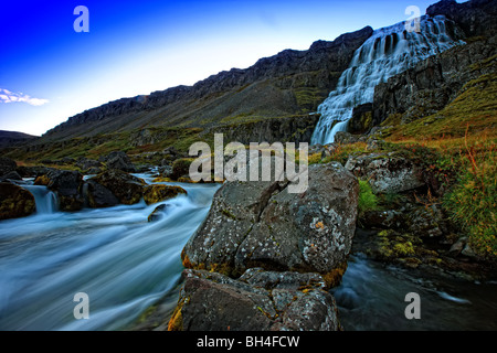 Fließt der Fluss Dynjandi über Fjallfoss in der Morgendämmerung, westlichen Fjorde Islands Stockfoto