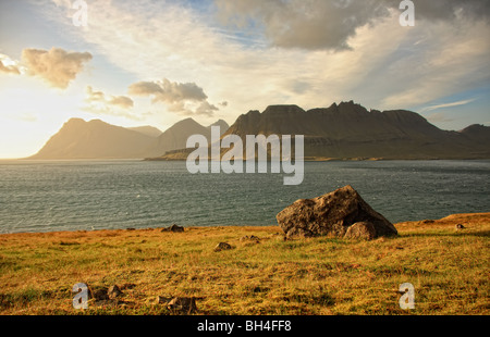 Blick nach Süden entlang der Küste Strandir bei Sonnenaufgang, westlichen Fjorde, Island Stockfoto