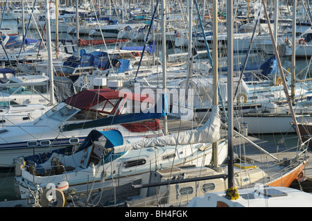 Angeln, Boote und Yachten gefesselt in Brighton Marina an der Südküste von England. Stockfoto