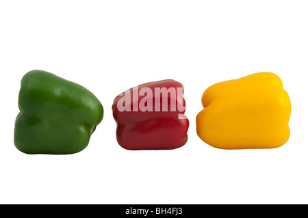 Grüne, rote und gelbe Paprika, isoliert auf weiss Stockfoto