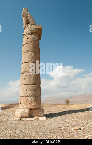 Ein Adler auf einer Säule steht vor den Karakus Tumulus (Denkmal Grab) der Kommagene königlichen Familie in der Nähe von Schlafwagen, Türkei Stockfoto