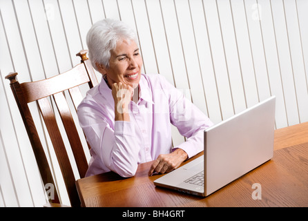 Frau mit laptop Stockfoto
