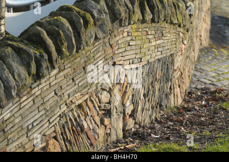 Moderne, filigrane Trockenmauern Mauerwerk Stockfoto