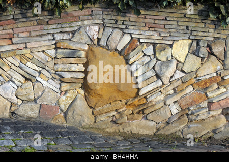 Moderne, filigrane Trockenmauern Mauerwerk Stockfoto