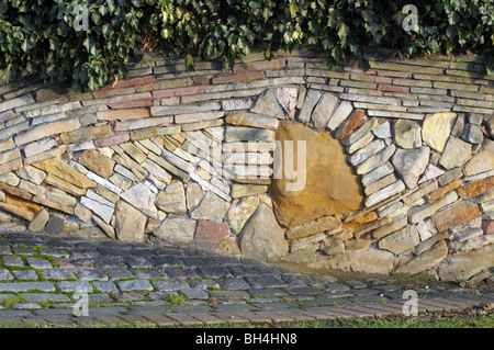 Moderne, filigrane Trockenmauern Mauerwerk Stockfoto