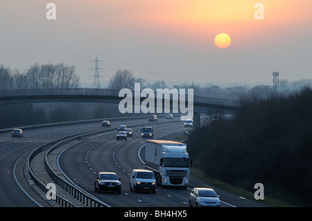 Winter-Sonnenuntergang über Autobahn, West-London Stockfoto