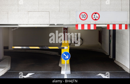 Rampe am Eingang zur Tiefgarage Stockfoto