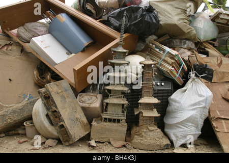 Einwohner von Sanjo Stadt Aufräumen nach einer Woche von sintflutartigen Regenfällen erzwungene Pausen in den Bänken des Flusses Igarashi, Japan. Stockfoto