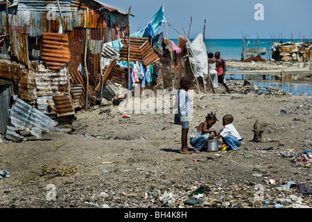 Haitianische Kinder im Slum von Cité Soleil spielen. Stockfoto