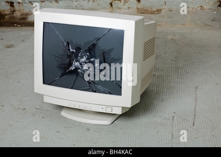 Computer-Monitor im Keller zerschlagen Stockfoto