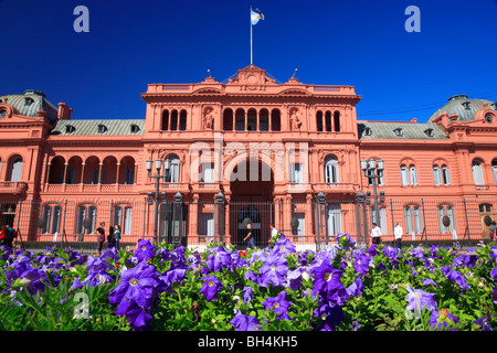 "Rosa Haus" (nationale Regierung Präsidentenpalast) mit Blumen. Der Platz Plaza de Mayo in Buenos Aires, Argentinien Stockfoto