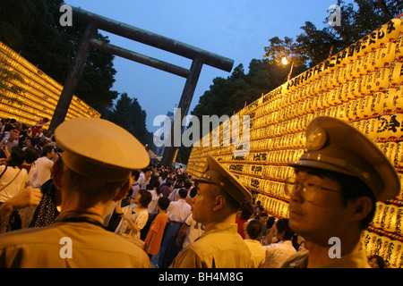 Besucher des Yasukuni-Jinja Schrein für "Mitama Matsuri", Tokio, Japan. Stockfoto