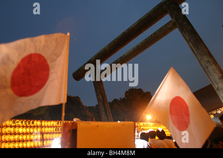 Besucher des Yasukuni-Jinja Schrein für "Mitama Matsuri", Tokio, Japan. Stockfoto