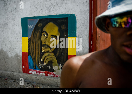 Marleys Porträt gemalt an der Wand in den Slums von Cité Soleil. Stockfoto