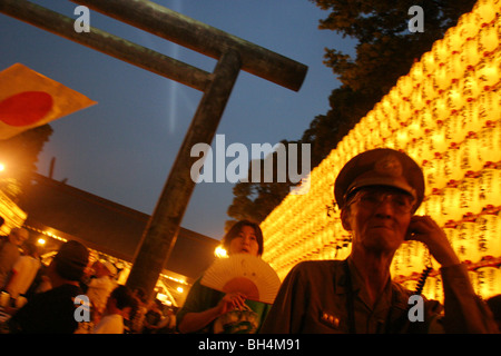 Besucher des Yasukuni-Jinja Schrein für "Mitama Matsuri", Tokio, Japan. Stockfoto