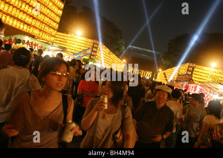 Besucher des Yasukuni-Jinja Schrein für "Mitama Matsuri", Tokio, Japan. Stockfoto