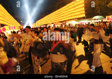 Besucher des Yasukuni-Jinja Schrein für "Mitama Matsuri", Tokio, Japan. Stockfoto