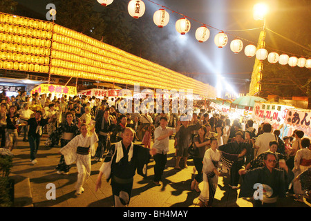 Besucher des Yasukuni-Jinja Schrein für "Mitama Matsuri", Tokio, Japan. Stockfoto