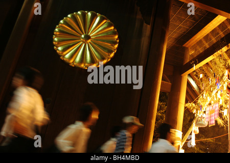 Besucher des Yasukuni-Jinja Schrein für "Mitama Matsuri", Tokio, Japan. Stockfoto