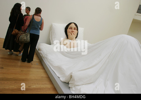 Ron Mueck Skulptur Ausstellung, Royal Scottish Academy, Edinburgh, Schottland 2006. Stockfoto