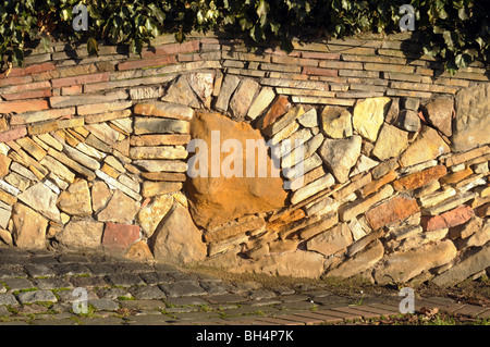 Moderne, filigrane Trockenmauern Mauerwerk Stockfoto