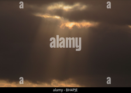 Helle Welle des Sonnenlichts piercing Gewitterwolken über Cromarty Firth. Stockfoto