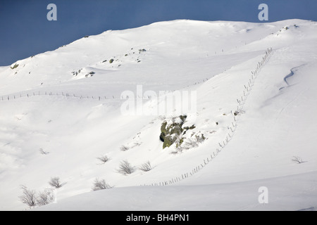 Im Winter ist eine Schneelandschaft Auvergne (Cirque des Frühlings salzig). Paysage d ' Auvergne, En Hiver (Cirque De La Fontaine Salée). Stockfoto