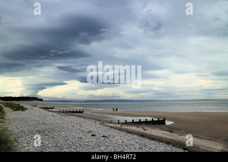 Gewitterwolken über den Morary Firth in Findhorn Beach im Sommer sammeln. Stockfoto